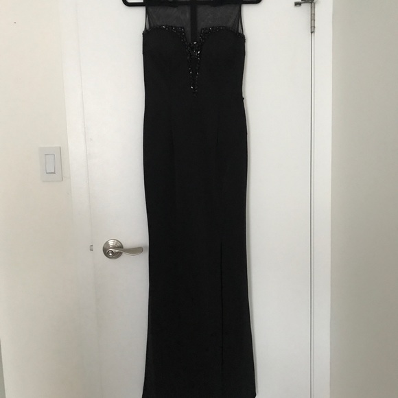 Black lace gown with gems - Picture 2 of 7